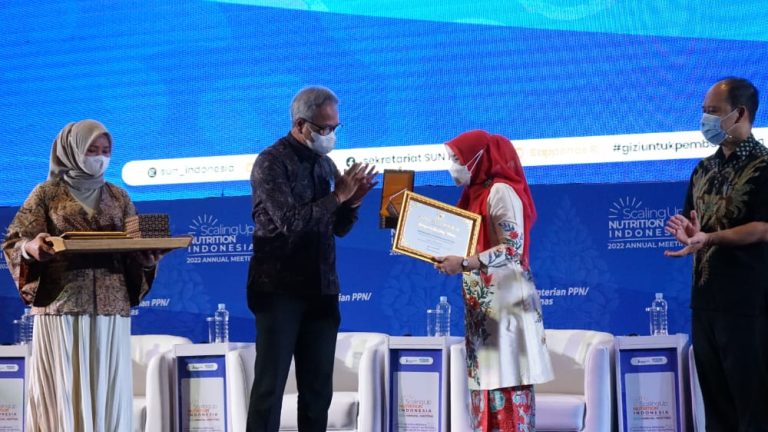 Kabupaten Lampung Selatan Menerima Apresiasi Kategori Inovasi Penurunan Stunting Melalui Program Swasembada Gizi Tahun 2022 dari Bappenas