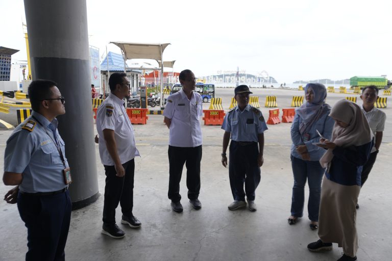 Sinergi Lintas Sektoral: Plt. Kadinkes Lampung Selatan Bersama BKK Bakauheni Tinjau Titik Strategis Posko Mudik 1447 H