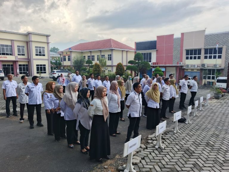 Jaga Keasrian Lingkungan Kerja, Seluruh Pegawai Dinkes Lamsel Laksanakan Korve Bersama