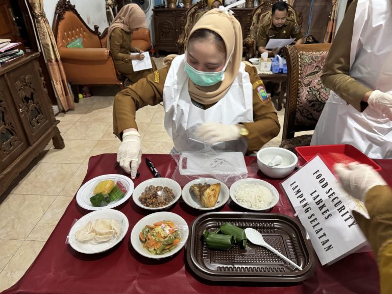 Pastikan Keamanan Konsumsi Jemaah Haji, UPTD Laboratorium Kesehatan Lampung Selatan Periksa Sampel Makanan